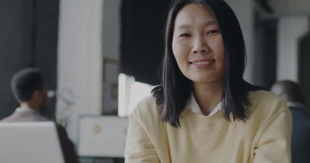 Retrato Cámara Lenta Alegre Dama Asiática Sonriendo Mirando Cámara Oficina — Vídeos de Stock