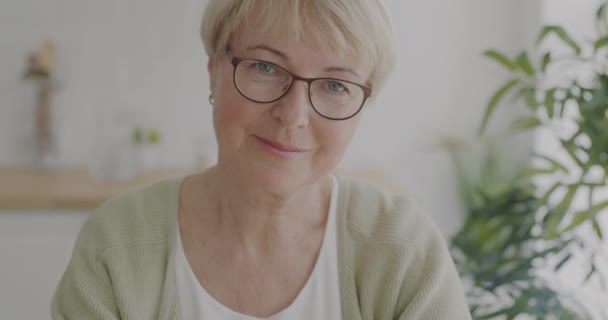 Retrato Cámara Lenta Una Anciana Feliz Con Gafas Sonrientes Mirando — Vídeo de stock