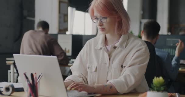Portret Pewnego Siebie Pracownika Pracującego Przy Pisaniu Laptopach Koncentruje Się — Wideo stockowe