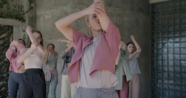 Медленный Портрет Гибких Молодых Девушек Модном Наряде Танцующих Художественной Студии — стоковое видео