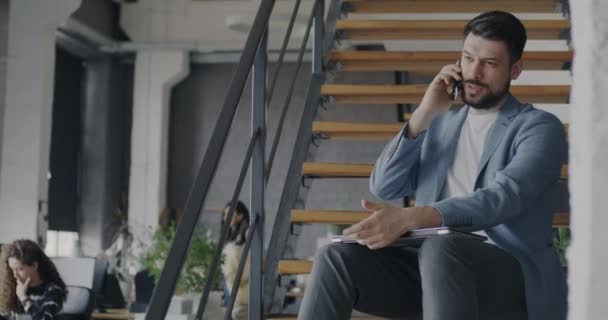 Důvěryhodný Obchodník Hovořící Mobilním Telefonu Sedící Schodech Kanceláři Pro Spolupráci — Stock video