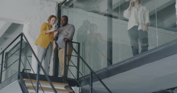 Spolupracovníci Povídají Dívají Dokumenty Stojící Schodišti Moderní Kanceláři Podnikatelé Koncepce — Stock video