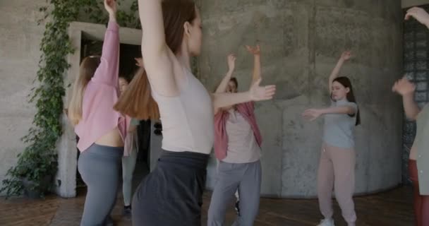 Eine Gruppe Fröhlicher Damen Die Musik Tanzen Und Zeitgenössischen Tanz — Stockvideo