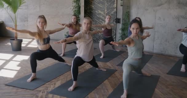 Pasują Młode Kobiety Legginsach Topach Ćwiczące Studio Jogi Cieszące Się — Wideo stockowe