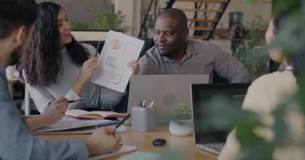 Grupo Diverso Empresários Conversando Olhando Para Gráficos Apreciando Trabalho Equipe — Vídeo de Stock
