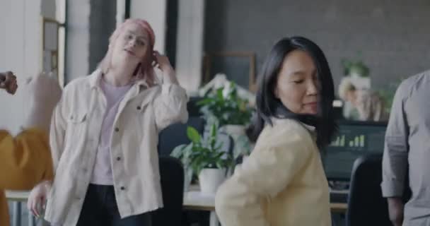 Portrait Ralenti Une Femme Affaires Asiatique Heureuse Dansant Bureau Amusant — Video