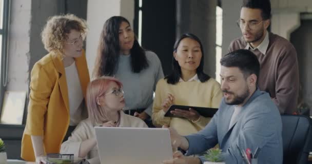 Diverse Business Team Stående Rundt Laptop Åbent Rum Kontor Taler – Stock-video