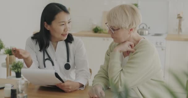 Pensiunan Wanita Yang Berbicara Dengan Dokter Kemudian Menandatangani Surat Surat — Stok Video