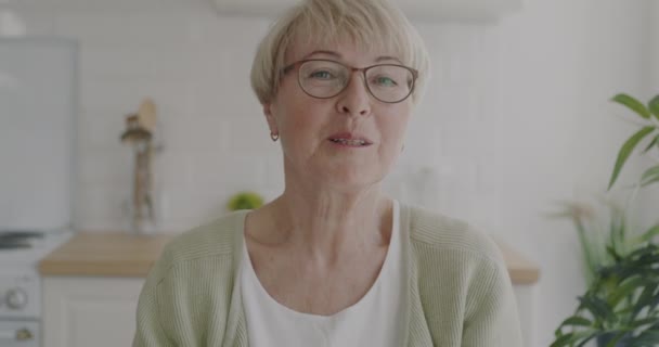 Porträtt Lycklig Pensionerad Kvinna Gör Online Videosamtal Talar Skrattar Visar — Stockvideo