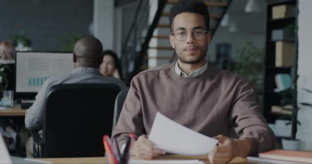 Портрет Афроамериканського Бізнесмена Робить Онлайн Дзвінок Показує Документи Спільному Офісі — стокове відео
