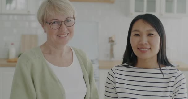 Porträt Glücklicher Junger Und Älterer Frauen Die Gemeinsam Der Küche — Stockvideo