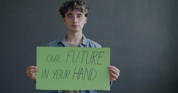 Retrato Joven Sosteniendo Nuestro Futuro Mano Signo Promoviendo Estilo Vida — Vídeo de stock