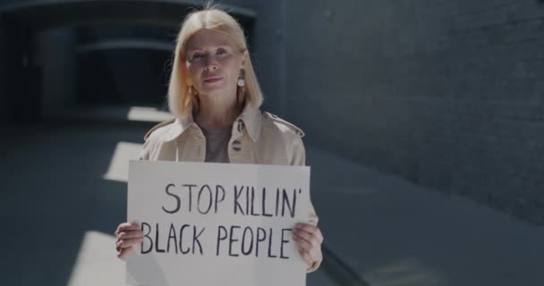 Медленное Движение Взрослой Женщины Табличкой Хватит Убивать Черных Людей Борющихся — стоковое видео