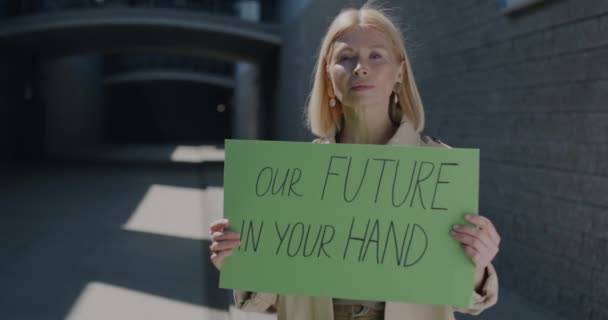Retrato Mulher Ativista Político Segurando Nosso Futuro Sua Mão Assinar — Vídeo de Stock