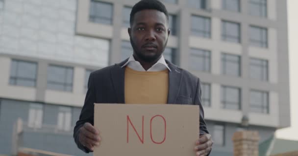 Retrato Câmera Lenta Homem Afro Americano Sério Segurando Banner Livre — Vídeo de Stock