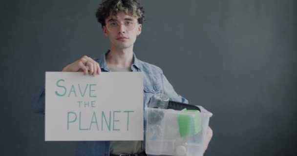 Zpomalený Portrét Mladého Muže Který Drží Uložte Planetu Krabici Plastu — Stock video