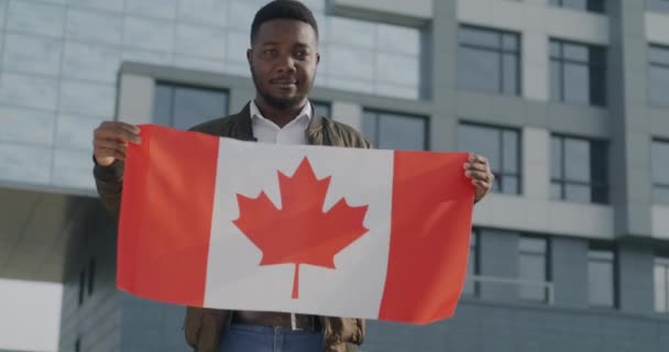 Медленный Портрет Афроамериканского Патриота Держащего Канадский Флаг Улице Концепция Путешествий — стоковое видео