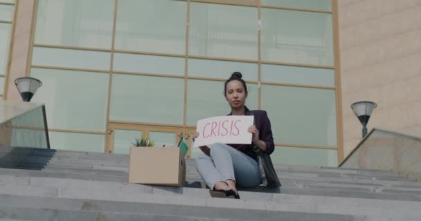 Portrét Mladé Ženy Která Propustila Zaměstnance Sedícího Schodech Kancelářské Budovy — Stock video