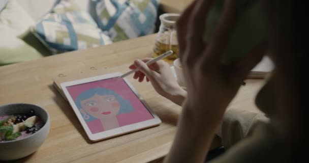 Close Designer Gráfico Trabalhando Com Desenho Tablet Falando Celular Café — Vídeo de Stock