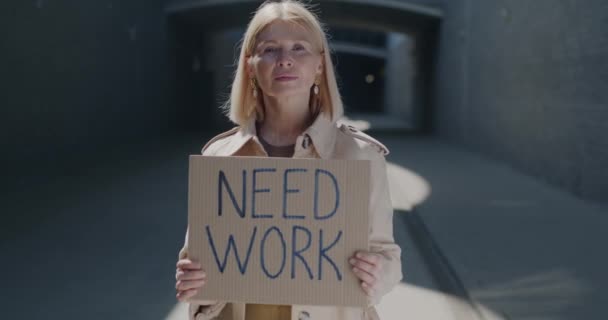 Powolny Portret Dobrze Ubranej Dojrzałej Kobiety Trzymającej Znak Need Work — Wideo stockowe