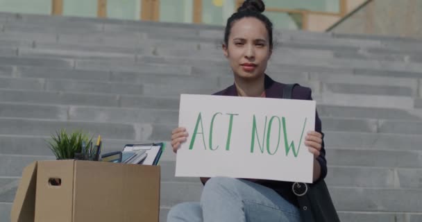 法律を保持する若い女性の肖像今オフィス用品の箱と建物の階段に座って署名します 動機と機会の概念 — ストック動画