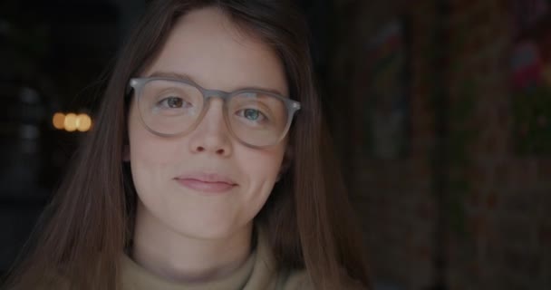 Close Portret Van Charmante Jongedame Aanraken Haar Bril Glimlachend Kijkend — Stockvideo