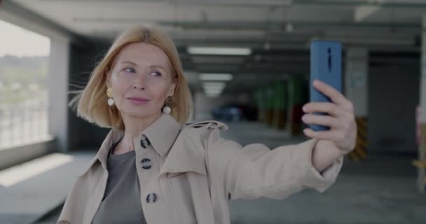 Radostná Zralá Žena Selfie Fotoaparátem Smála Pózování Moderním Parkovišti Moderní — Stock video