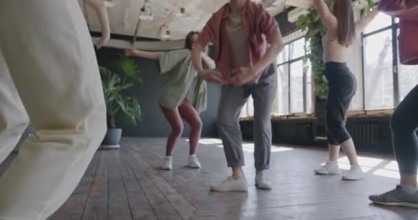 Långsamma Rörelser Kreativa Flickor Som Dansar Njuter Kreativ Klassinlärning Från — Stockvideo