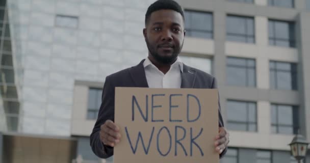 Πορτρέτο Του Άνεργου Αφροαμερικανού Που Κατέχει Λάβαρο Need Work Ψάχνει — Αρχείο Βίντεο