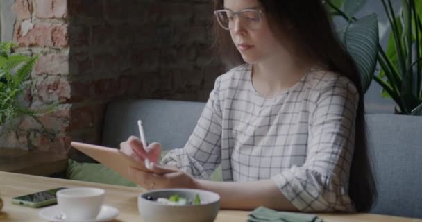 Criativa Jovem Ilustrador Desenho Com Gráficos Tablet Trabalhando Café Concentrado — Vídeo de Stock