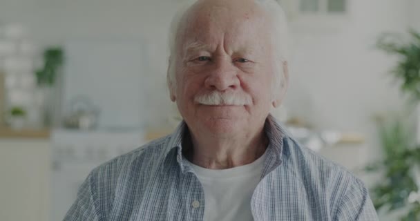 Evde Mutfaktaki Gri Saçlı Bıyıklı Kaygısız Emekli Bir Adamın Yavaş — Stok video