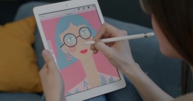 Grafik tablet ekranının yakın çekimleri ve evde kadının el çizimi portresi. Dijital illüstrasyon ve modern teknoloji kavramı.