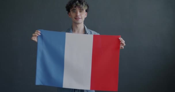 Медленный Портрет Французского Студента Национальным Флагом Франции Улыбающегося Сером Фоне — стоковое видео