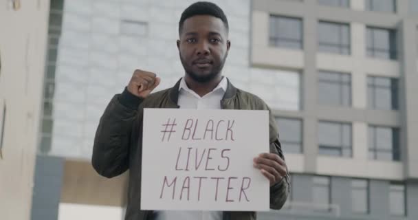 Porträtt Afroamerikansk Aktivist Som Håller Black Lives Matter Affisch Protesterar — Stockvideo