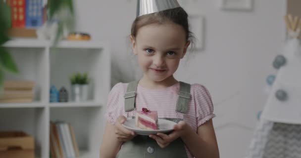 Portret Radosnego Dzieciaka Noszącego Imprezową Czapkę Stojącego Pokoju Dziecinnym Trzymającego — Wideo stockowe
