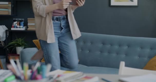 Glädjande Ung Kvinna Ritar Med Digitaliserare Sitter Soffan Vardagsrummet Njuter — Stockvideo