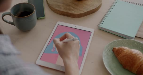 Grafik Tabletinin Omuz Manzarası Mutfak Masasında Resim Çizen Kadın Ressamı — Stok video