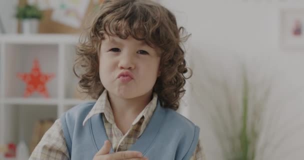 Porträt Eines Süßen Kindes Mit Lockigem Haar Das Lustige Gesichter — Stockvideo