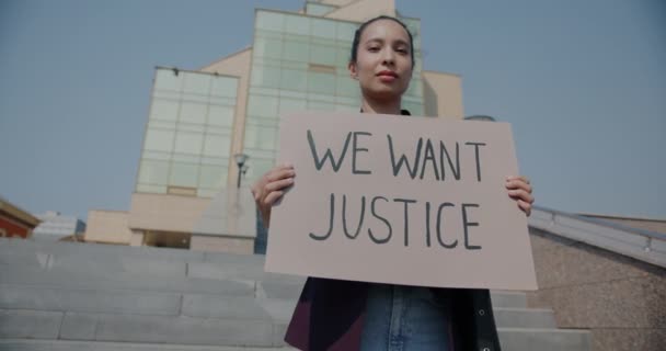 Melez Bir Kadının Elinde Ağır Çekimde Çekilmiş Bir Portresi Adaletin — Stok video