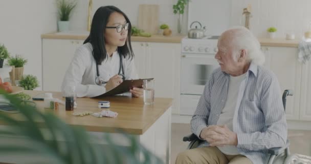 Dokter Membahas Gejala Dan Pengobatan Dengan Pasien Orang Tua Kursi — Stok Video