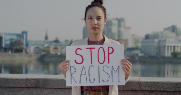 Retrato Câmera Lenta Jovem Mulher Biracial Segurando Stop Racism Banner — Vídeo de Stock