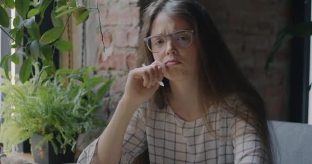 Porträtt Pensiv Ung Kvinna Konstnär Inomhus Caféet Sitter Ensam Håller — Stockvideo