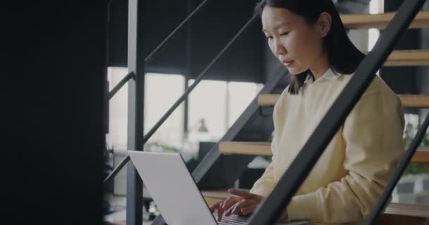 Jonge Aziatische Vrouw Werkt Met Laptop Zittend Trap Open Ruimte — Stockvideo