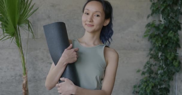 Zeitlupe Porträt Der Schönen Asiatischen Frau Yoga Studio Stehend Mit — Stockvideo