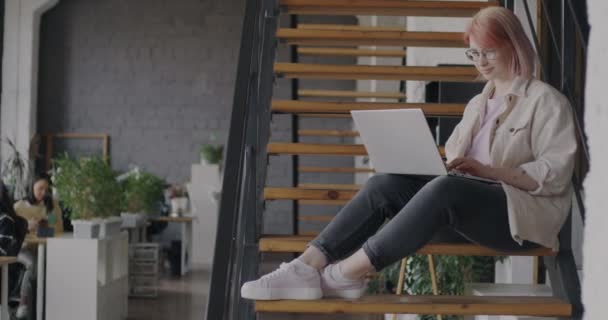 Gondtalan Fiatal Aki Laptoppal Dolgozik Bent Lépcsőn Coworking Centerben Modern — Stock videók