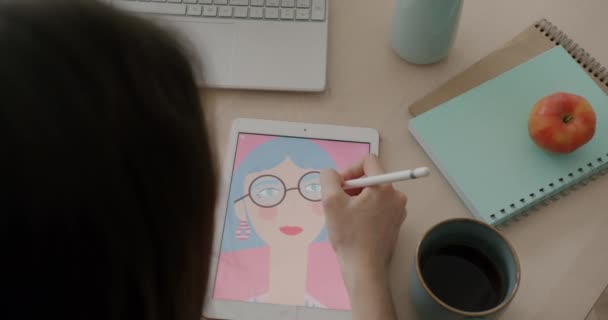グラフィックテーブル付きの女性デザイナーの図面の肩のビューの上にオフィスのデスクでラップトップのタイピングを使用しています 現代のテクノロジーとアートの概念 — ストック動画