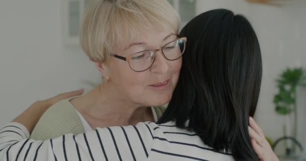 Primer Plano Hija Cariñosa Abrazando Madre Anciana Expresando Amor Hablando — Vídeo de stock
