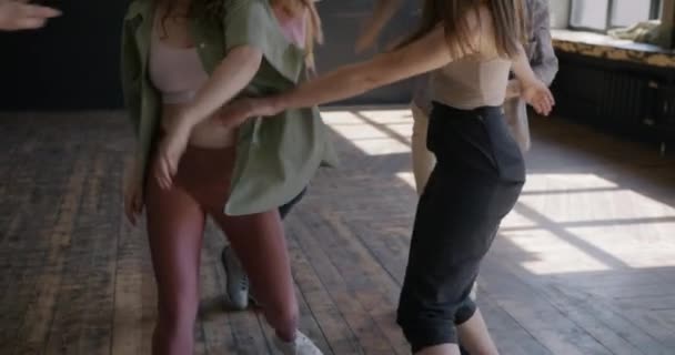 Millennials Kreative Team Unge Der Danser Studie Læring Trendy Bevæger – Stock-video