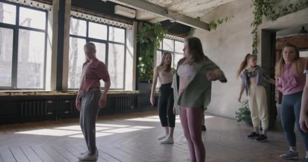 댄서들은 현대의 스튜디오에서 새로운 배우기 음악으로 합니다 젊은이들 — 비디오