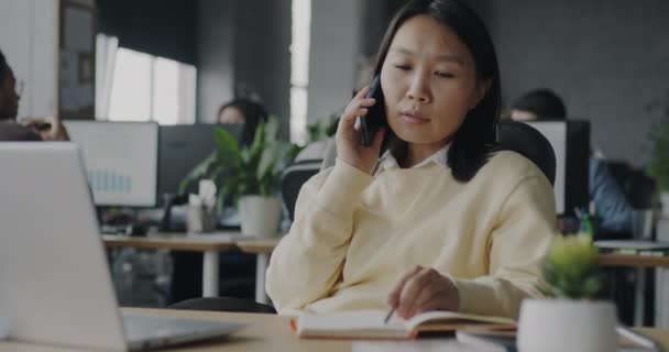Ritratto Dipendente Asiatico Che Parla Sul Cellulare Utilizza Computer Portatile — Video Stock